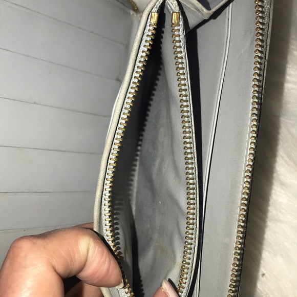 AUTHENTIC LOUIS VUITTON VERNIS GOLD ZIPPER WALLET - Picture 14 of 16